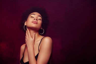 Güzel bir bayanın fotoğrafı. Zengin özel partilerin tadını çıkarın. Gece kıyafeti giyin..