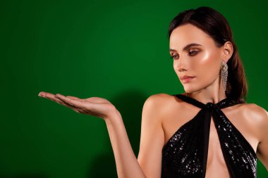 Baştan çıkarıcı pahalı elbiseli kadının stüdyo portresi. Kol modeli, izole edilmiş yeşil arka plan..