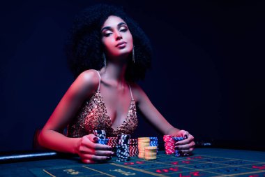Şık bayan profesyonelin pokerdeki fotoğrafı. Las Vegas 'ta eğlenin. Milyon dolarlık ikramiye kazanın..
