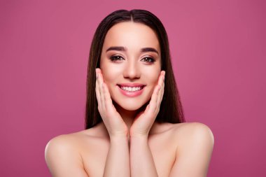 Çekici, kadınsı, çıplak omuzlu, kolları yanaklı, krem rengi, pembe arka plan..