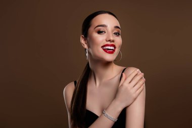 Çekici, çekici, siyah sutyen giymiş bir kadının fotoğrafı. Büyüleyici bir parti hazırlayın. Boş alan izole edilmiş bej rengi arka plan..