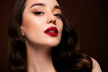 Kahverengi arka planda izole edilmiş tutkulu, çarpıcı model lüks şenlik olayının fotoğrafı..