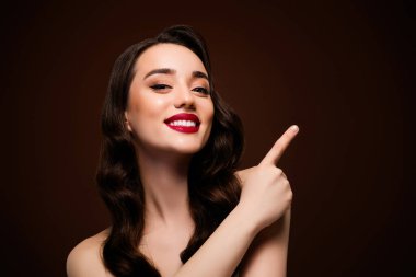 Çekici kadın modelinin fotoğrafı kahverengi arkaplanda izole edilmiş boş bir alan gösteriyor.