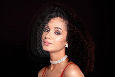 Eski para tarzında güzel bir Amerikalı kadının resmi. Mücevher takıyor, kolye takıyor. VIP moda etkinliğini ziyaret et..