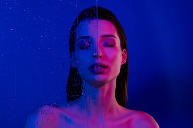 Muhteşem hayalperest kadının fotoğrafı mavi arka planda izole edilmiş aroma şampuanıyla duş al..