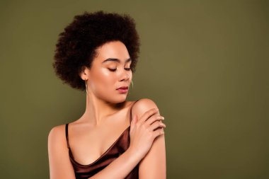 Hassas güzel bayanın fotoğrafı yumuşak yumuşak tenli kaplıca salonu arka planda izole edilmiş..