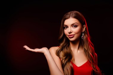 Siyah arkaplanda izole edilmiş boş alanı sunan çekici muhteşem modelin portresi.