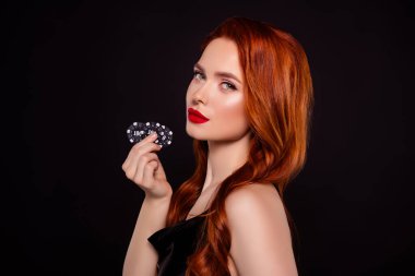 Çekici kız modelinin fotoğrafı. Kumarhane fişleri. Siyah arka planda izole giyinmiş..