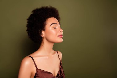 Haki renkli arka planda izole edilmiş rüya gibi narin, çekici, çekici kadının gözleri kapalı fotoğrafı..