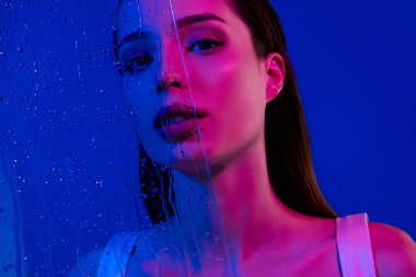 Göz kamaştırıcı bir kadının akşam banyosunun keyfini çıkarırken çekilmiş fotoğrafı mavi arka planda izole edilmiş..