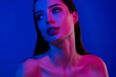 Güzel, çarpıcı bayan ipeksi, mükemmel taze tenin mavi arkaplanda duş alırken çekilmiş fotoğrafı..