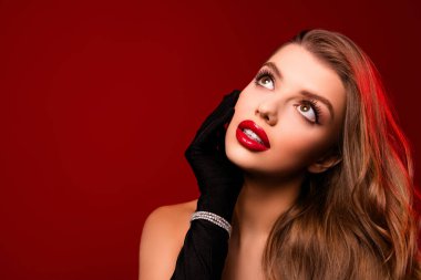 Zarif bir kadının fotoğrafı. Siyah eldivenlerin yüzüne dokun. Parlak makyajlı..