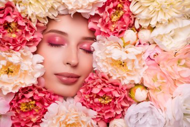 Rüya gibi baştan çıkarıcı bir kadının fotoğrafı gülümseyen yüz dalışı çiçekleri renkli makyajın tadını çıkarıyor..