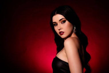 Kendine güvenen çarpıcı model kızın profil fotoğrafı. Boş alan reklamı koyu kırmızı arka planda izole edilmiş..