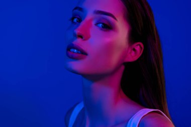 İpek tenli güzel bir bayanın fotoğrafı mavi arka planda cezbedici..