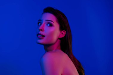 Çekici, güzel, çıplak bir kadının fotoğrafı. Mavi arka planda kaplıca terapisinin keyfini çıkar..