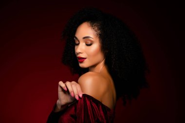 Çekici bir kız, saten tekstil elbisesine dokunur. Yumuşak ipek dokunun tadını çıkartır..