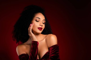 Çekici, hoş, güzel, kapalı gözler. Yüzüne dokunurken yumuşak, rengarenk bir arka plan..