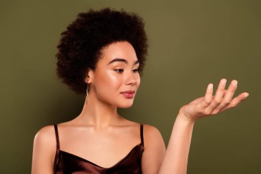 Zarif, alımlı, alımlı bir hanımın fotoğrafı. Güzellik ürünü sunumu. Boş bir alan..