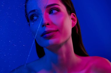 Muhteşem bir bayanın fotoğrafı her sabah banyoda mavi arka planda rutin yıkanır..