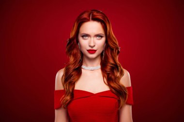 Çekici ve zarif bir bayanın fotoğrafı. Cazip bir gece elbisesi giyin. Lüks mücevherler, izole edilmiş kırmızı arka plan..