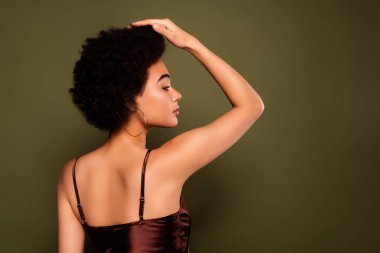 Hoş, çekici bir bayanın haki rengi arka planda izole edilmiş güzel bir Chevelure pozu..