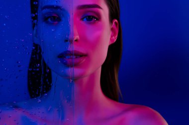 Çıplak, çekici bir kadının mavi arka planda izole edilmiş spa banyosunun tadını çıkardığı bir fotoğraf..