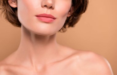 Dolgun dudaklı kadının kesilmiş fotoğrafı güzellik düzeltme konsepti izole edilmiş pastel renk arkaplanı.