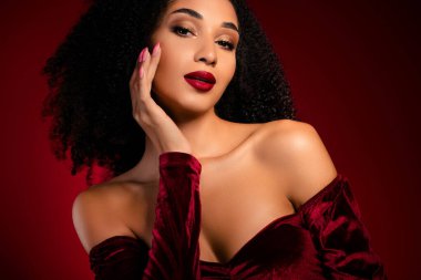 Çekici bir kızın, kameraya bakıp tenine dokunduğu yumuşak ipek tenin tadını çıkardığı fotoğraf..