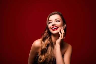 Mutlu gülümseyen kadın dokunuşunun fotoğrafı kırmızı arkaplan üzerindeki boş alana bak..