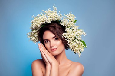 Güzel, güzel bir bayan mükemmel sağlıklı ciltten zevk alıyor. Mavi arka plan üzerinde doğal prosedür..