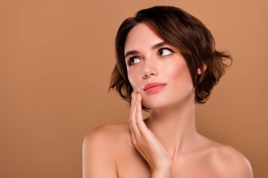 Çekici kız dokunmatik düzeltici yüz profili yan izole edilmiş pastel arkaplan.