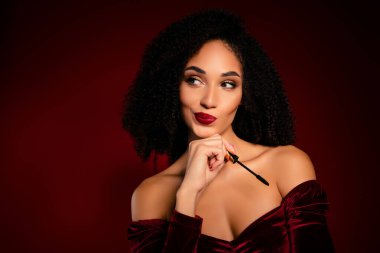 Gecelik giyen şık, zengin bir bayan maskara fırçası tutuyor. Gradyan boş alan arkaplanına bak..