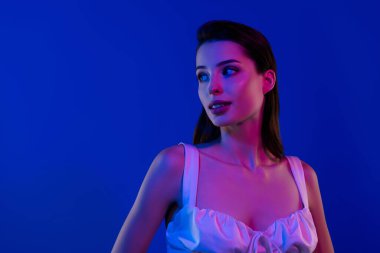 Çarpıcı kadının mükemmel yüzünü gösterdiği fotoğraf yenilikçi prosedürü mavi arkaplan üzerinde sonuçlanır.