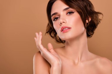 Çekici ve güzel bir kızın fotoğrafı makyajdan zevk alıyor..