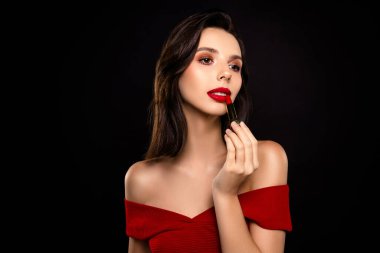 Göz kamaştırıcı kırmızı rujlu, zarif bir şekilde stüdyo portresi içinde zarif bir genç kadın. Güzellik, makyaj ve kendine güven sergiliyor..