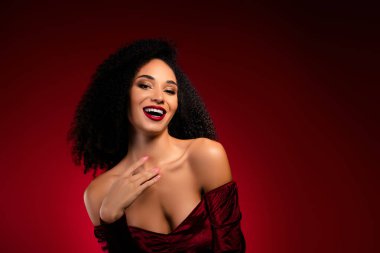 Pozitif, hoş bir kadının göğüs göğse dokunuşunun, şenlik havasının, kahkahaların, saten elbiseler giymesinin fotoğrafı..