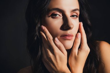 Göz kamaştırıcı bir bayanın fotoğrafı. Yüzüne dokun. Teninde hassasiyet hisset..