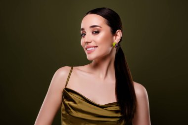 Haki renk arka planında Vogue tarzı poz veren muhteşem, zarif, popüler bir yıldızın fotoğrafı.