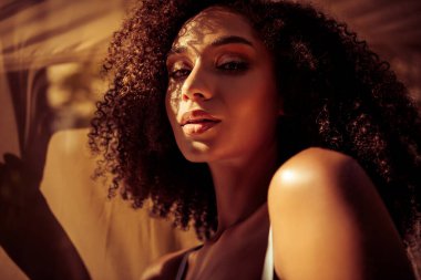 Çekici, güzel bir kızın kesilmiş fotoğrafı. Açık havada güneşli bir akşamın tadını çıkar..