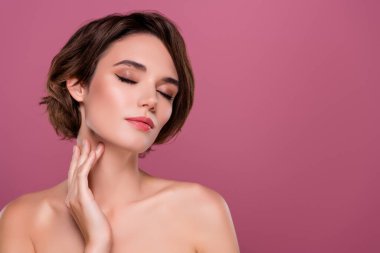 Çekici bir kızın fotoğrafı. Boynuna dokun. Şefkati hisset..