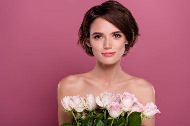 Uluslararası Kadın Günü 'nde pembe arka planda çiçek butiği hisseden çekici bir kadın fotoğrafı..