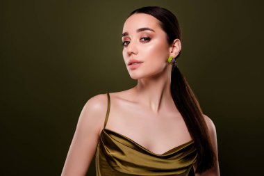 Göz kamaştırıcı zarif bayan moda haftası etkinliği haki renkli arka planda izole edilmiş..