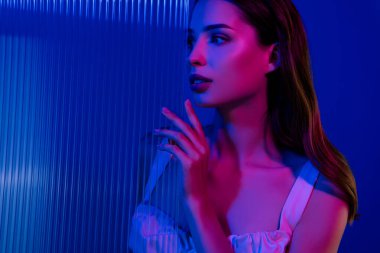 Muhteşem bir bayan fotoğrafı. Akşam vakti günlük temizlik rutini. Mavi arka planda izole edilmiş banyo..