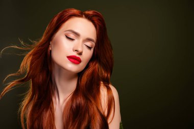 Hayalperest muhteşem bayanın çekici olmaktan zevk aldığı fotoğraf. Lüks etkinlik fotokopi alanı izole edilmiş haki rengi arka plan..