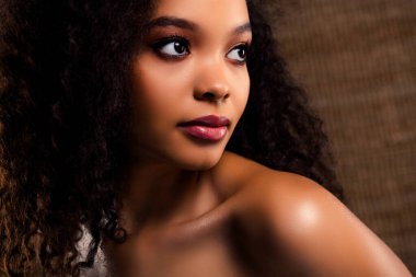 Parlayan cildi, zarif makyajı ve estetik güzellik ve kendine güveni vurgulayan doğal bir duruşu olan genç bir kadına odaklanan şık bir portre..