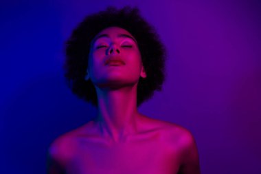 Çekici, rüya gibi, güzel bir bayanın fotoğrafı neon rengi arka planda izole edilmiş gece kulübü partisinin tadını çıkar..