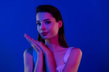 Hoş, çarpıcı bayan ipeksi mükemmel taze deri yenilikçi prosedür terapisinin fotoğrafı mavi arka plan üzerinde..