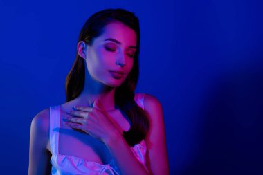 Hayalperest muhteşem kadın dokunuşu. İdeal mükemmel cilt spa terapisi. Mavi arka plan üzerinde..