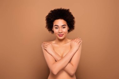 Çekici, nazik bir bayanın fotoğrafı. Göğüslerine yakın bir şey giyme. Mammografi konsepti..